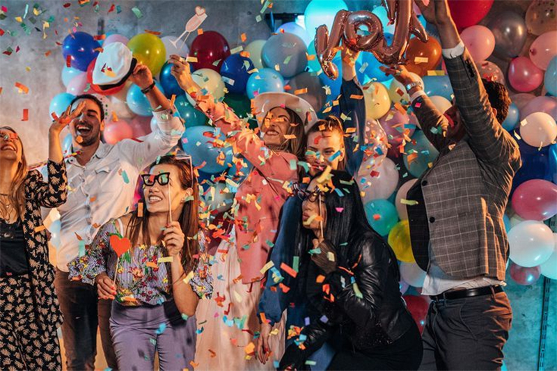 İstanbul Yılbaşı Partisi Organizasyonu Fiyatları 2026 | Yılbaşı Kokteyli & Süsleme